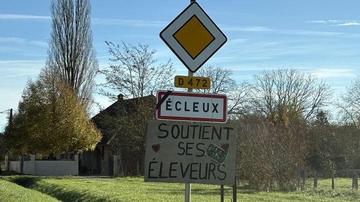 Une banderole à l'entrée du village, en signe de soutien aux éleveurs de la région. Novembre 2025 (EDOUARD MARGUIER / FRANCEINFO / RADIO FRANCE)