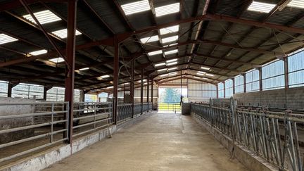 L'étable vide de Florent Eplenier, à Ecleux (Jura), novembre 2025 (EDOUARD MARGUIER / FRANCEINFO / RADIO FRANCE)