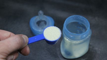 Préparation d'un biberon de lait infantile (photo d'illustration). (Jean-François FREY / MAXPPP)