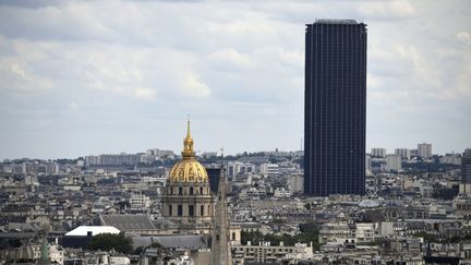 La tour Montparnasse, à Paris, le 1er juin 2025. (GUILLAUME SOUVANT / AFP)