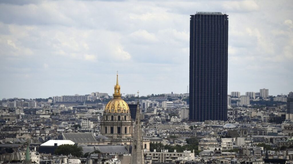Quatre sites parisiens, dont la tour Montparnasse et Sciences Po, visés par une alerte à la bombe