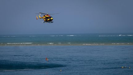 Un hélicoptère de la Sécurité civile, lors d'un exercice à La Teste-de-Buch (Gironde), le 17 juin 2026. (LAURENT THEILLET / MAXPPP)