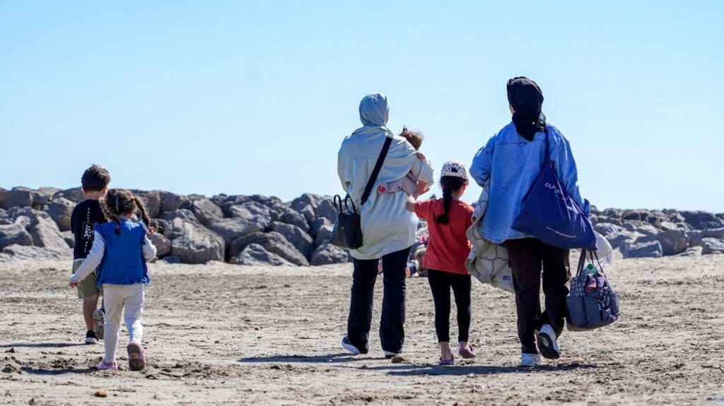 « Un débat très franco-français » : pourquoi le port du voile islamique dans l&rsquo;espace public passionne plus que chez nos voisins – franceinfo