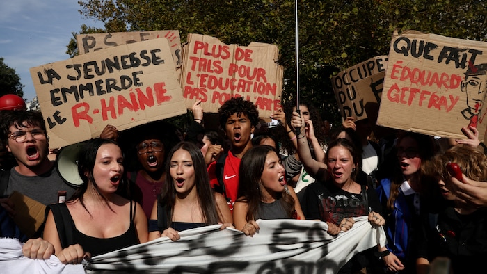 On peut lire sur les pancartes les slogans « La jeunesse dit : “On emmerde le Front national” » et « Alors, qu’est-ce qu’Edouard Geffray fait ? ».  REUTERS/Tom Nicholson/Photo d'archive/Photo d'archive